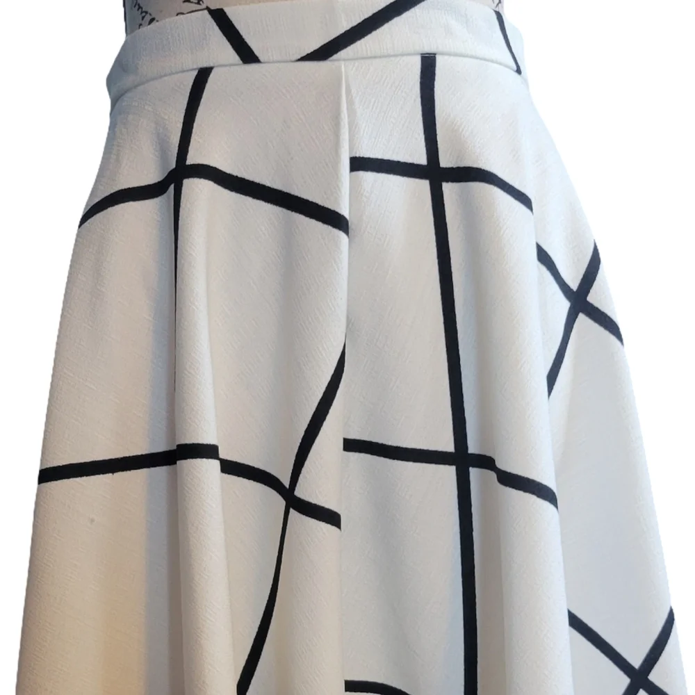 Elegant White and Black Grid Skirt - Picture 4 of 8